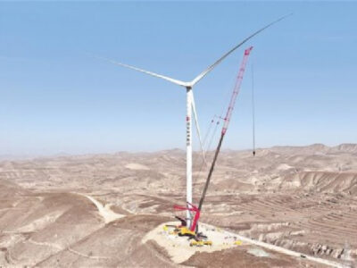 宁夏目前最大风电项目 首台风机吊装完成